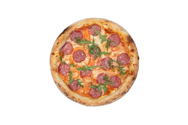 Domates soslu pizza, parmesan peyniri, mozzarella peyniri, taze domates, salam ve beyaz arka planda izole edilmiş taze roka salatası. Üst Manzara. Boşluğu kopyala