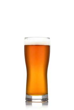 Beyaz arka planda bir bardak siyah el işi bira.