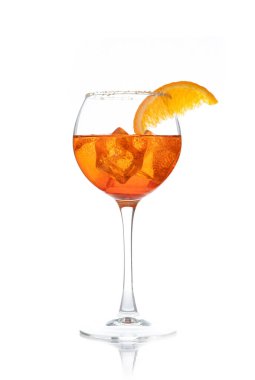 Bardakta turuncu dilimli Aperol Spritz kokteyli, beyaz arka planda izole edilmiş şeker kırıntıları ve buz küpleri, kopyalama alanı. Aperitivo