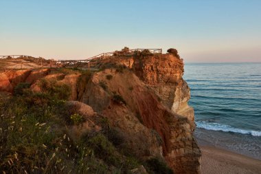 Praia do Vau 'ya bakan kayaların ve manzaranın güzelliği. Portekiz 'de Algarve Sahili