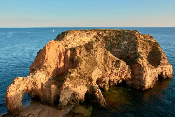 Odlehlé Vápencové Ostrovy Pláže Praia Joao Arens Regionu Algarve Portugalsko — Stock fotografie