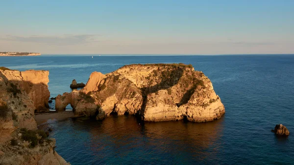 Krásný Výhled Ostrůvek Blízkosti Pláže Praia Joao Arens Regionu Algarve — Stock fotografie