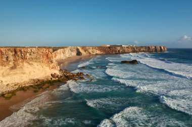 Praia do Tonel ve Fortaleza de Sagres 'in güzel hava manzarası. Sagres, Portekiz