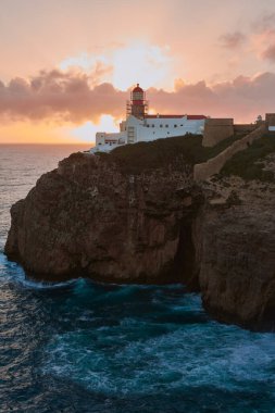 Farol do Cabo de Sao Vicente 'nin manzarası. Avrupa kıtasının en güneybatısındaki deniz feneri.