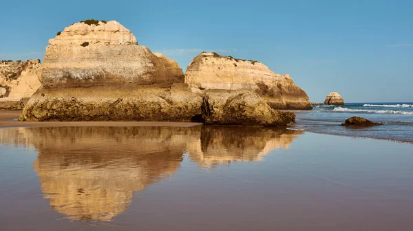 Krásné Vápencové Skály Odrážejí Přílivu Odlivu Praia Dos Tres Castelos — Stock fotografie