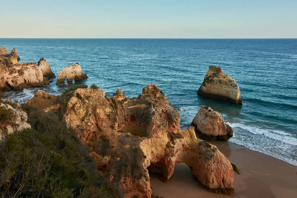 Krásná Pláž Rozeklanými Skalami Vodě Praia Dos Tres Irmaos Algarve — Stock fotografie