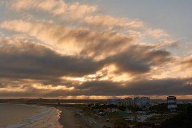 Gün batımında Alvor köyünün ve çevresinin havadan görüntüsü. Algarve bölgesi, Portekiz