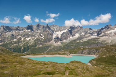 Matterhorn dağ sırtı ve Breuil-Cervinia, İtalya 'daki Lago del Goillet manzarası