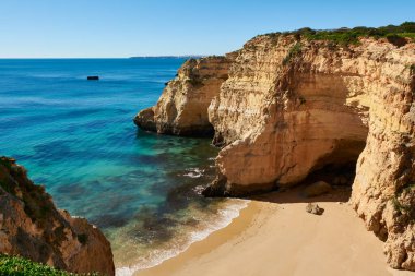 Alvor köyü yakınlarında güzel, ıssız bir sahil. Plaj tatili için tenha bir yer. Algarve, Portekiz