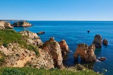 Suda bir sürü kireçtaşı kayası ve derin mavi bir okyanusu olan tipik Algaria manzarası. Portekiz