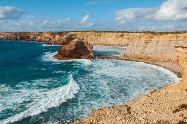 Portekiz, Carrapateira yakınlarındaki Atlantik Okyanusu 'nda kireçtaşı kayaları ile tipik bir Algarvia sahnesi.