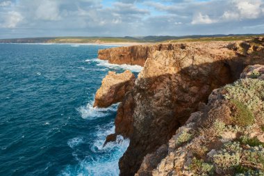 Algarve bölgesinin batısının çarpıcı manzarası. Pontal da Carrapateira
