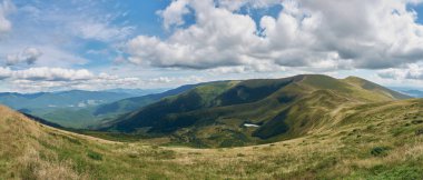 Svydovets Dağları 'nın güzel panoramik manzarası. Ukrayna Karpatlarında sonbaharın başlarında