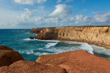 Suda bir sürü kireçtaşı kayası ve derin mavi bir okyanusu olan tipik Algaria manzarası, Portekiz