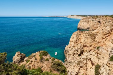 Tipik Lagos kıyı şeridi manzarası. Portekiz 'deki Algarve kıyılarının panoramik görüntüsü