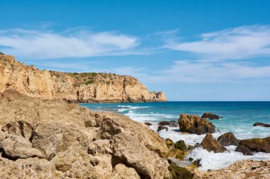 Kireçtaşı kayalıkları ve turkuaz suyu olan tipik Algaria manzarası. Praia do Porto de Mos in Lagos