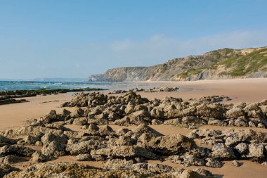 Portekiz 'in Algarve sahilinin batısındaki Bordeira Plajı