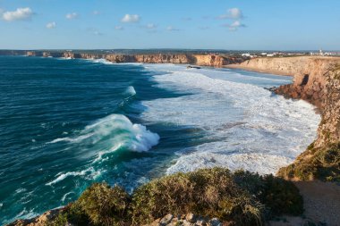 Portekiz 'deki Sagres Kalesi' nden gelen dalgalarla Algarve sahilinin nefes kesici manzarası.