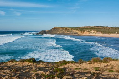 Portekiz 'in batı kıyılarının muhteşem manzarası. Praia da Amoreira, Aljezur 'da