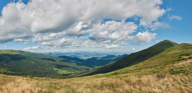 Stig Dağı ve Svydovets Dağı 'nın panoramik manzarası. Ukrayna dağlarında sonbahar