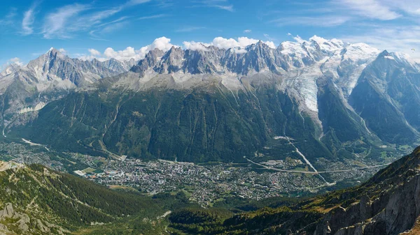 Mont Blanc dağ sırası ve Chamonix 'in panoramik manzarası. Rhone Alpleri, Fransa