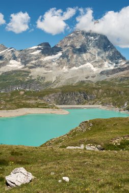 Goillet Gölü ve Weir ile Matterhorn Dağı. Ön planda yeşil alp çayırı