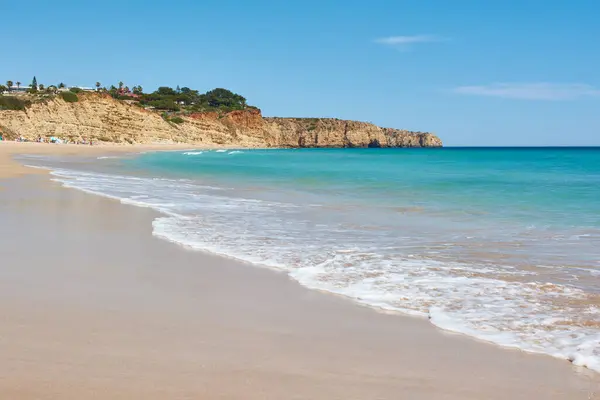 Praia do Porto de Mos Lagos 'ta. Turkuaz su ve beyaz kumla tipik Algaria plajı.
