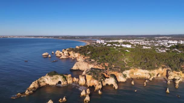 포르티마오에서 알보르 마을을 바다와 절벽을 알가르브 포르투갈 — 비디오