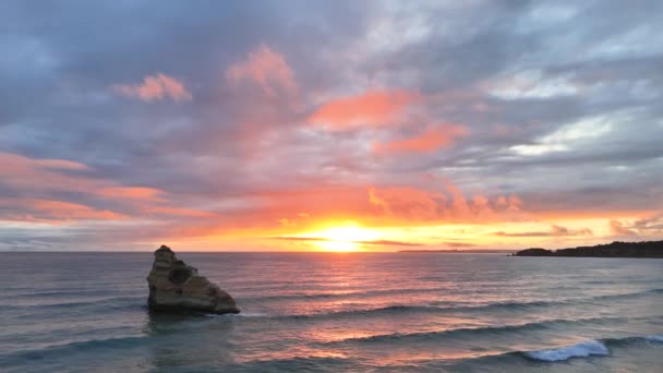 海の上のカラフルな日没 波によって洗浄された水の中の美しい岩 ポルティマ ポルトガル — ストック動画