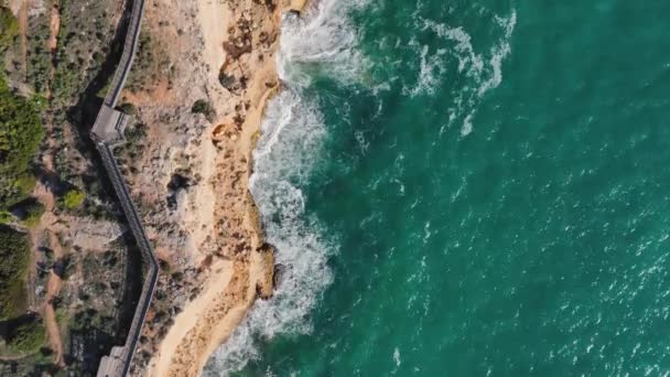 木製のボードウォークと海の波が岩に衝突するトップダウンビュー カルボエイロ ポルトガル — ストック動画