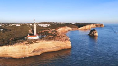 Portekiz 'de deniz feneri Farol da Ponta do Altar' da uçuyor. Marina de Portimao sahilde