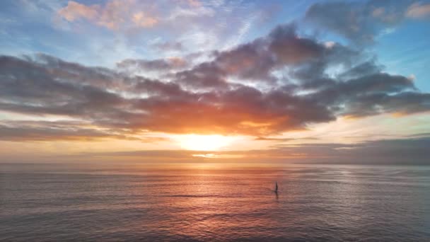 Kleurrijke Zonsondergang Boven Oceaan Een Silhouet Van Een Zeiljacht Voorgrond — Stockvideo