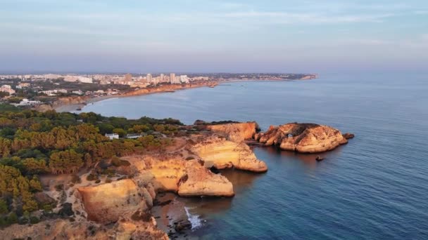 Полет Над Известняковыми Скалами Побережья Алгарвии Закате Португалия — стоковое видео