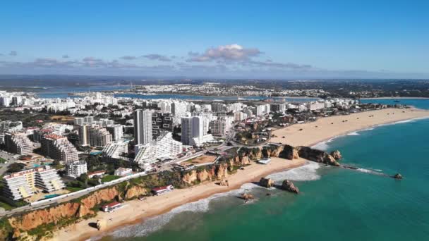바다에서 Portimao의 리조트 도시를 Algarve Region 포르투갈 — 비디오