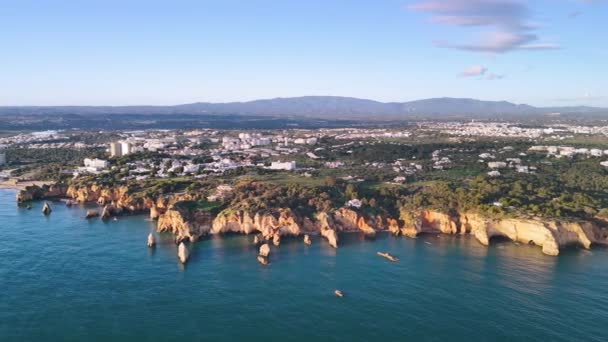 Önünde Kayalıklar Okyanus Olan Alvor Köyünün Portimao Şehrinin Havadan Görüntüsü — Stok video