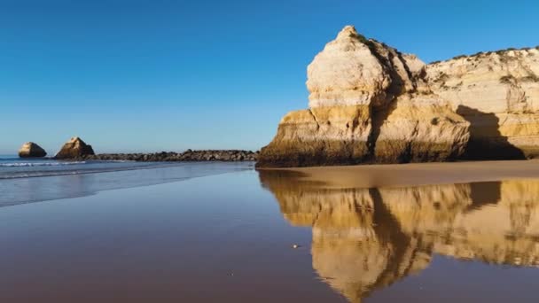 Spiegelnde Reflexionen Der Felsen Bei Ebbe Auf Praia Rocha Algarve — Stockvideo