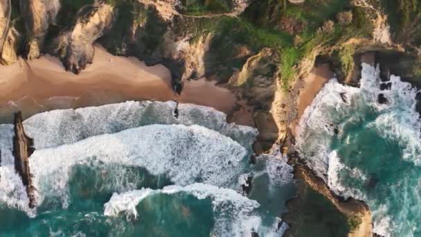 Pohled Shora Dolů Útesy Skály Vyplavené Mořskými Vlnami Praia Dos — Stock video