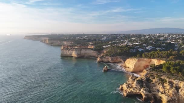 Letecký Výhled Pobřeží Algarve Vysokými Útesy Při Západu Slunce Carvoeiro — Stock video