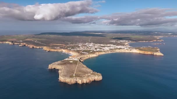 ポルトガル西部の背景にあるサグレス要塞とカボ ビセンテの航空眺望 — ストック動画