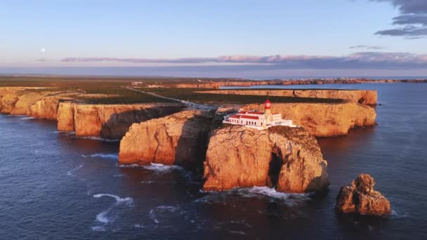 サンビセンテ砦と日没の海からの灯台の航空ビデオ アルガルヴェ ポルトガル — ストック動画