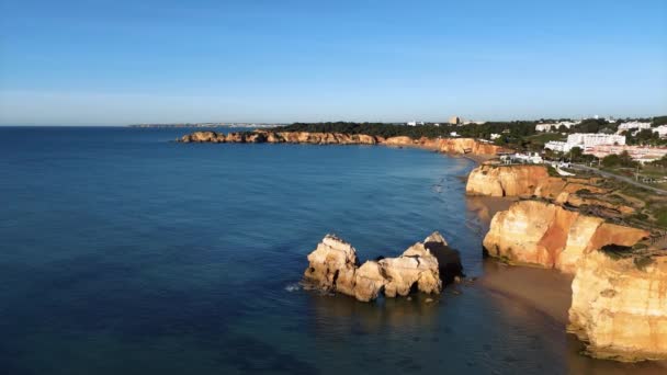 Portekiz Güneyindeki Portimao Kıyı Şeridinin Kireçtaşı Uçurumlarının Üzerinden Uçacağız — Stok video