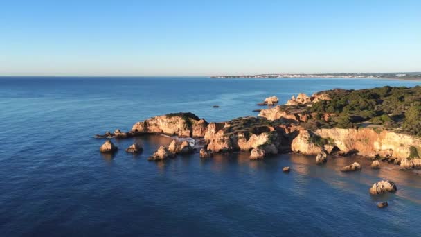 해돋이에 화려한 석회암 절벽과 바위의 Portimao 포르투갈 — 비디오