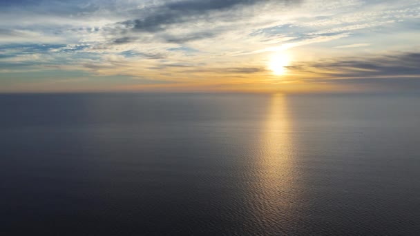 Spektakularny Kolorowy Zachód Słońca Nad Oceanem Atlantyckim Ścieżką Słoneczną Wodzie — Wideo stockowe
