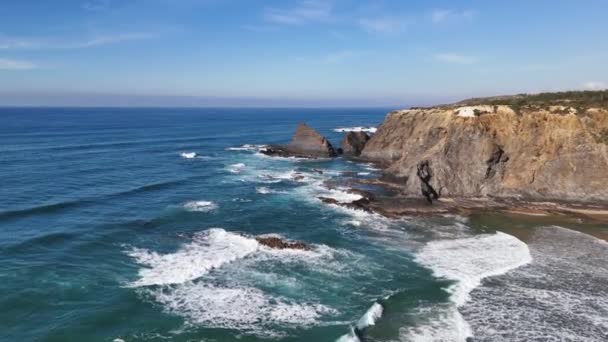 海の波が岩に衝突する ポルトガルのオデセイア マルビーチ — ストック動画