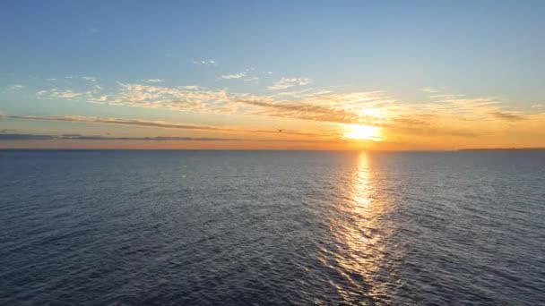 Atemberaubend Farbenfroher Sonnenuntergang Über Dem Ozean Mit Der Silhouette Einer — Stockvideo