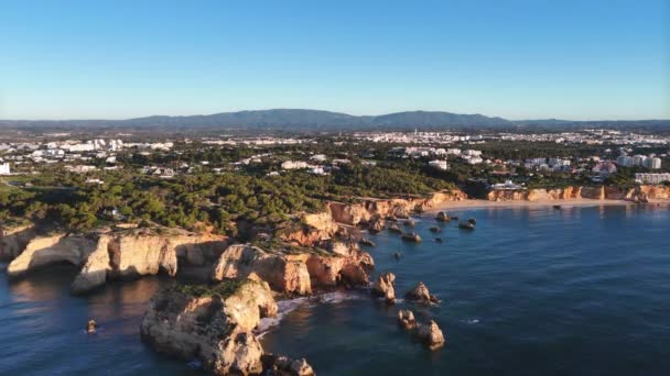 早上在葡萄牙阿尔加维海岸的悬崖和岩石上飞行 — 图库视频影像
