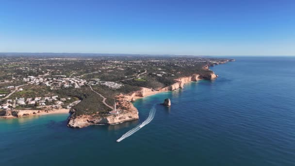 Légi Felvétel Köpenyről Egy Világítótoronnyal Két Vitorlás Hajóval Előtérben Algarve — Stock videók