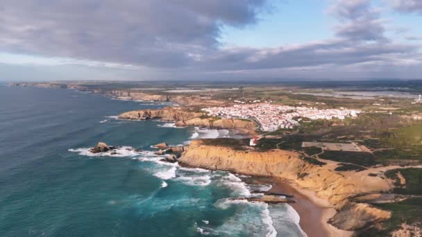 在Costa Vicentina上空飞行 葡萄牙西部的自然公园和世界上最好的沿海小径之一 Fishermens Trail — 图库视频影像