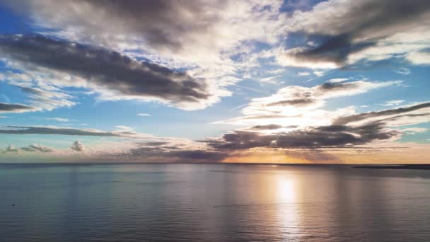 Niesamowity Zachód Słońca Nad Oceanem Atlantyckim Szybko Poruszającymi Się Chmurami — Wideo stockowe