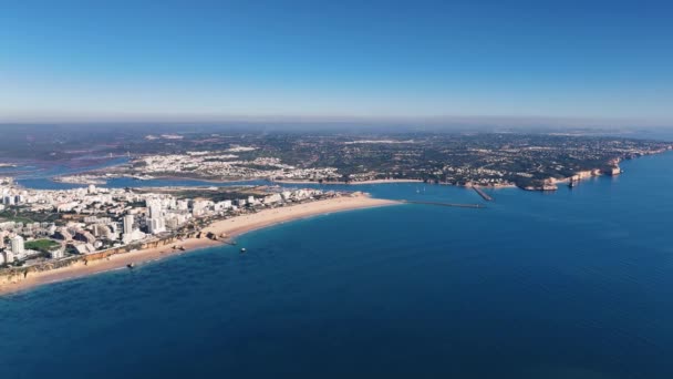 波蒂莫及其周围环境全景 葡萄牙 晴朗的白昼和晴朗的天空 来自海洋的高空录像 — 图库视频影像